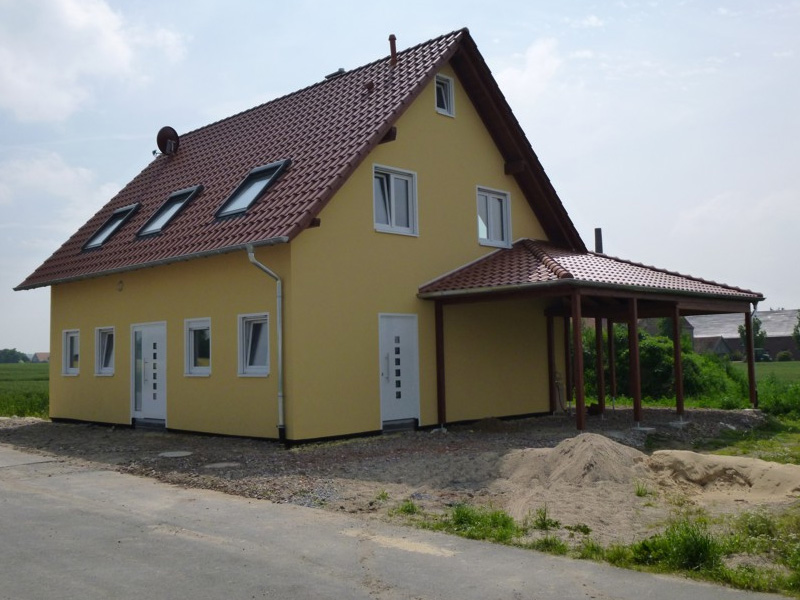 Wohnhaus mit Carport