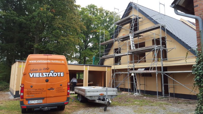 Wohnhaus mit Garage an ein Denkmal